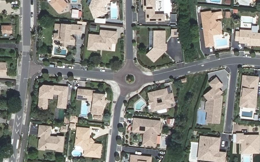 Vue aérienne du Rond-point anonyme n°44220464