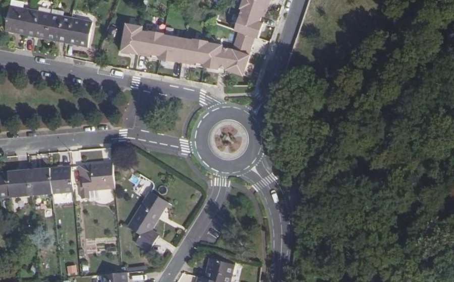 Vue aérienne du Rond-point anonyme n°44223174