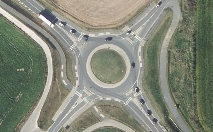 Vue aérienne du Rond-point anonyme n°442396181