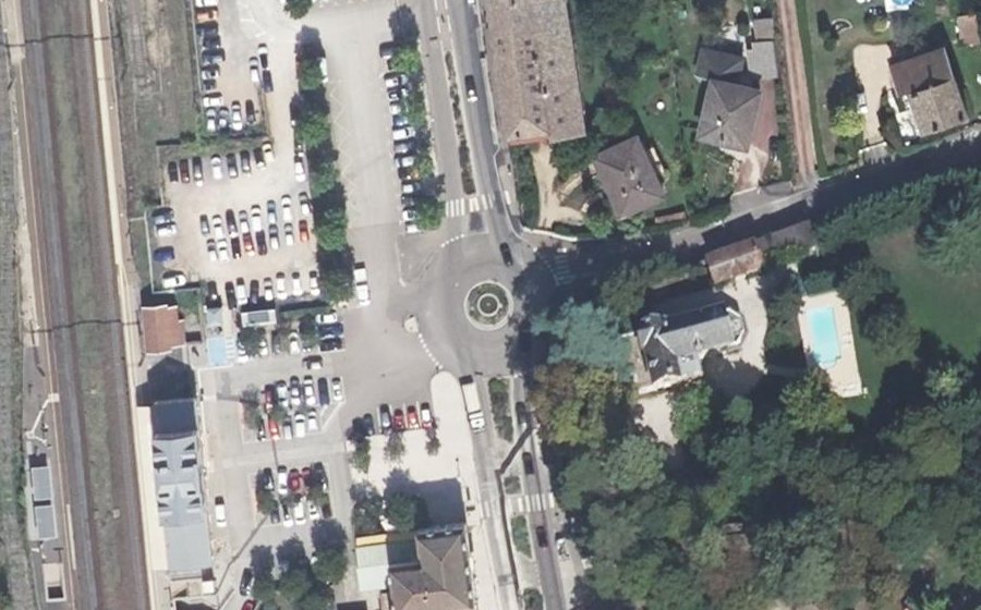 Vue aérienne du Rond-point anonyme n°442484451