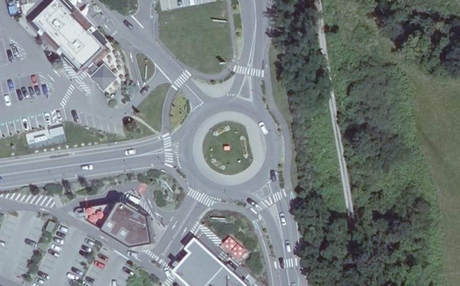 Vue aérienne du Rond-point anonyme n°442534334