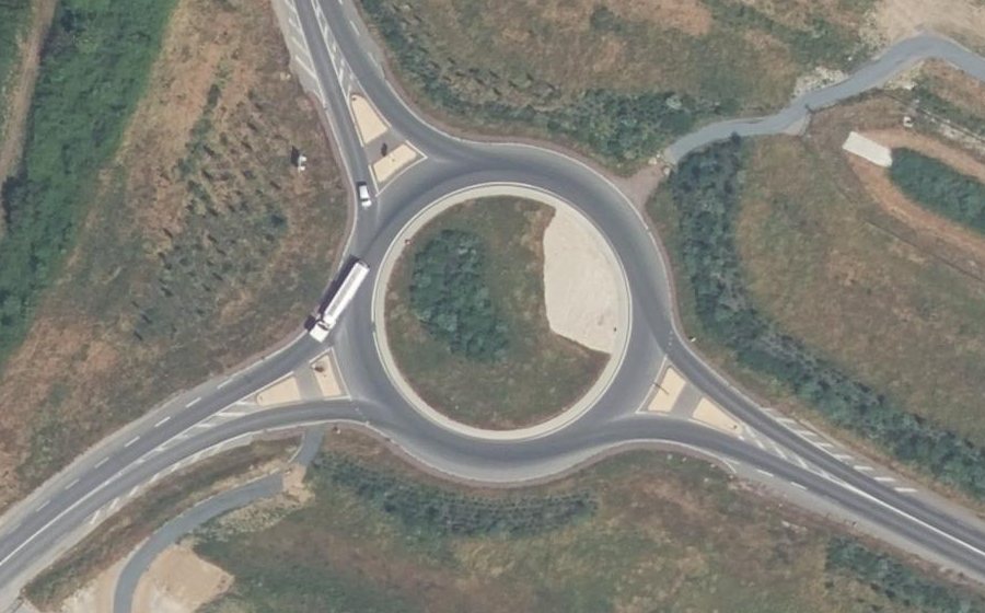 Vue aérienne du Rond-point anonyme n°442561820