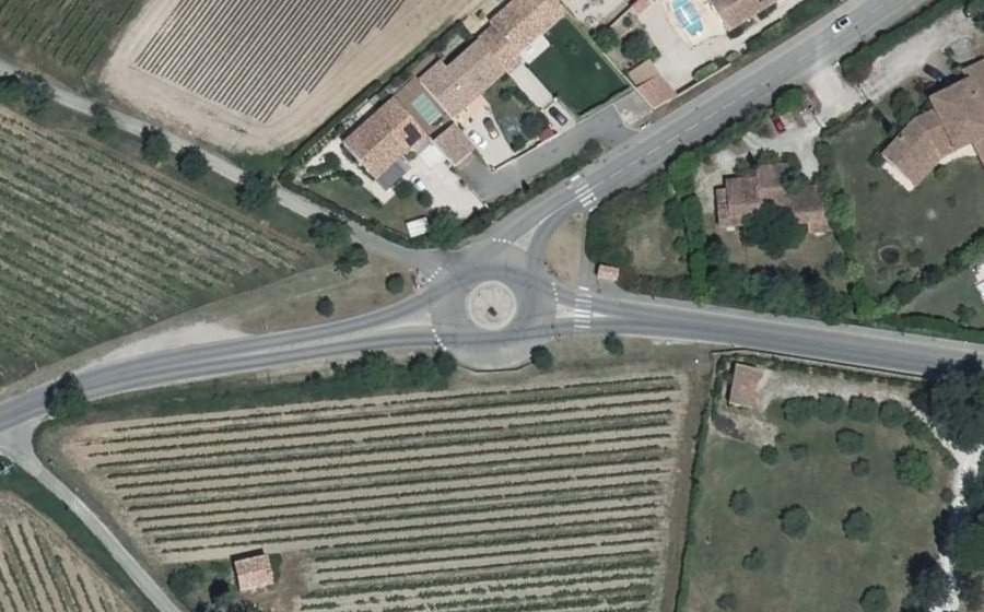 Vue aérienne du Rond-point anonyme n°442741452