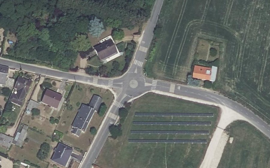 Vue aérienne du Rond-point anonyme n°442790075