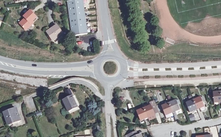 Vue aérienne du Rond-point anonyme n°442832431