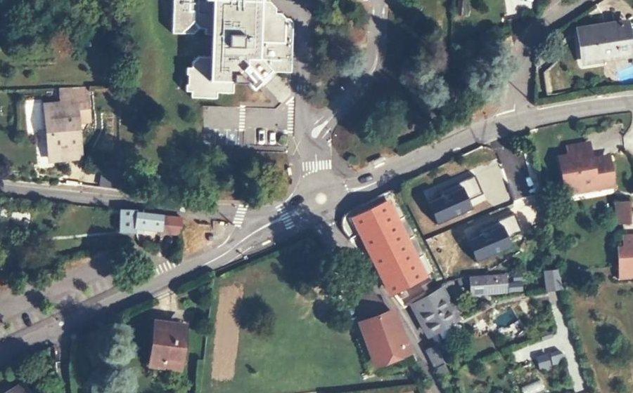 Vue aérienne du Rond-point anonyme n°442834380