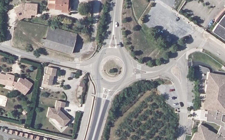 Vue aérienne du Rond-point anonyme n°44284384