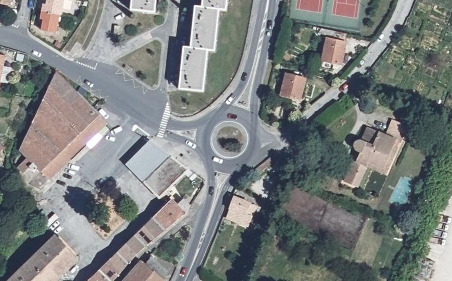 Vue aérienne du Rond-point anonyme n°44284913
