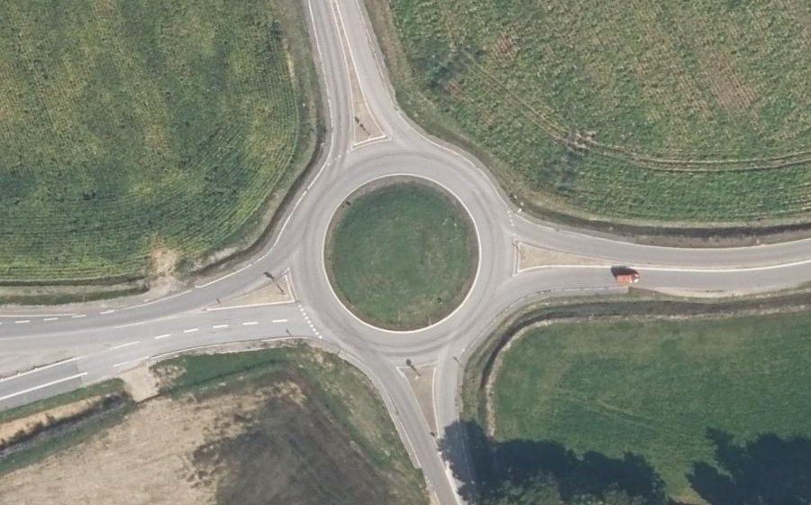 Vue aérienne du Rond-point anonyme n°442934140