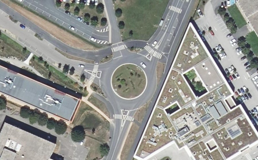 Vue aérienne du Rond-point anonyme n°442942988