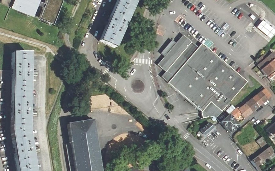 Vue aérienne du Rond-point anonyme n°44296241