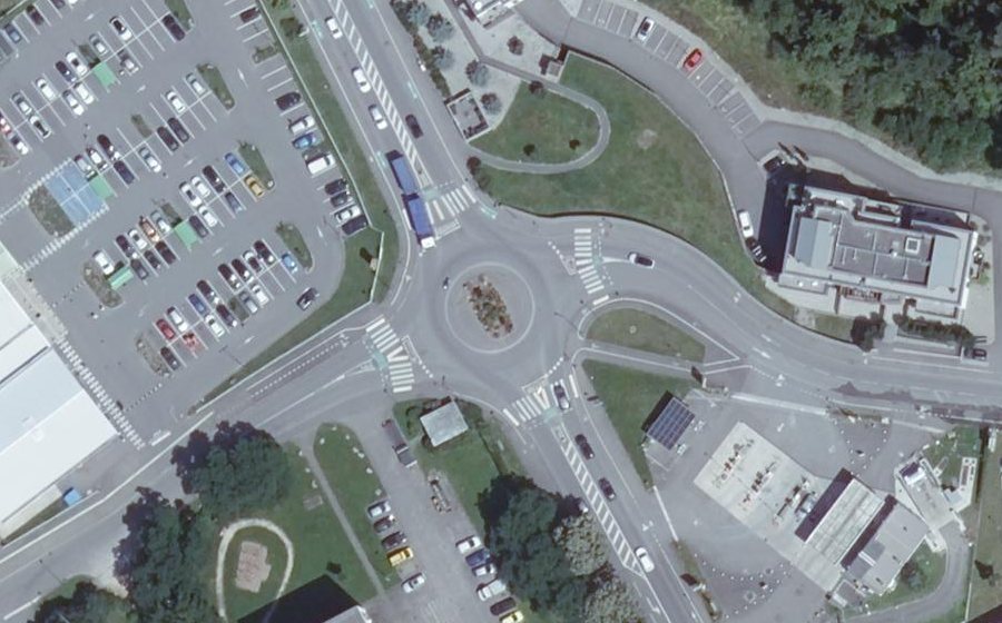 Vue aérienne du Rond-point anonyme n°443062370
