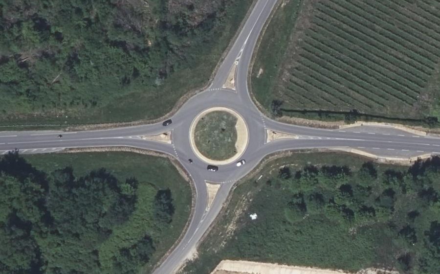 Vue aérienne du Rond-point anonyme n°443155940