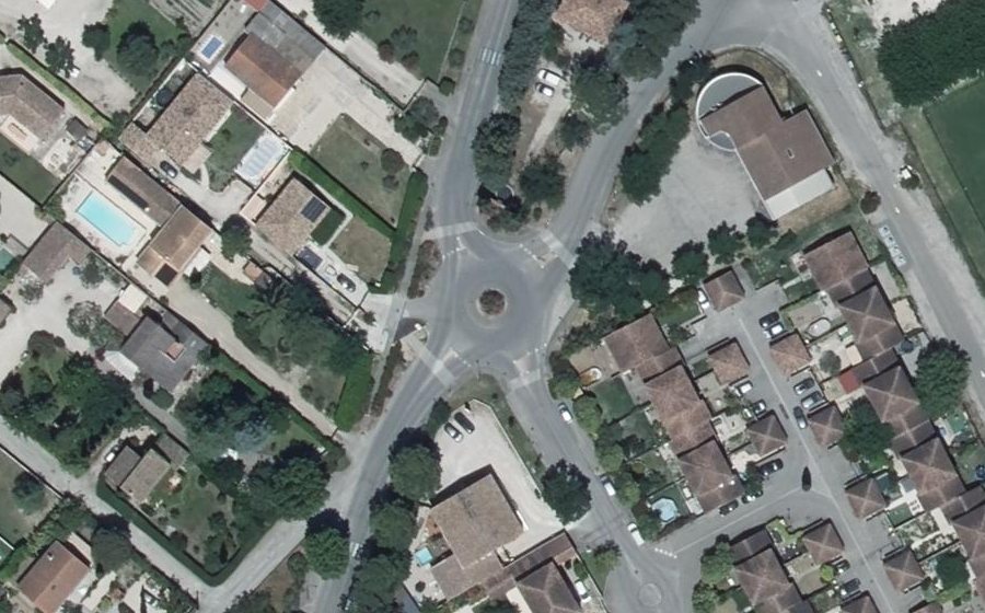 Vue aérienne du Rond-point anonyme n°443233546