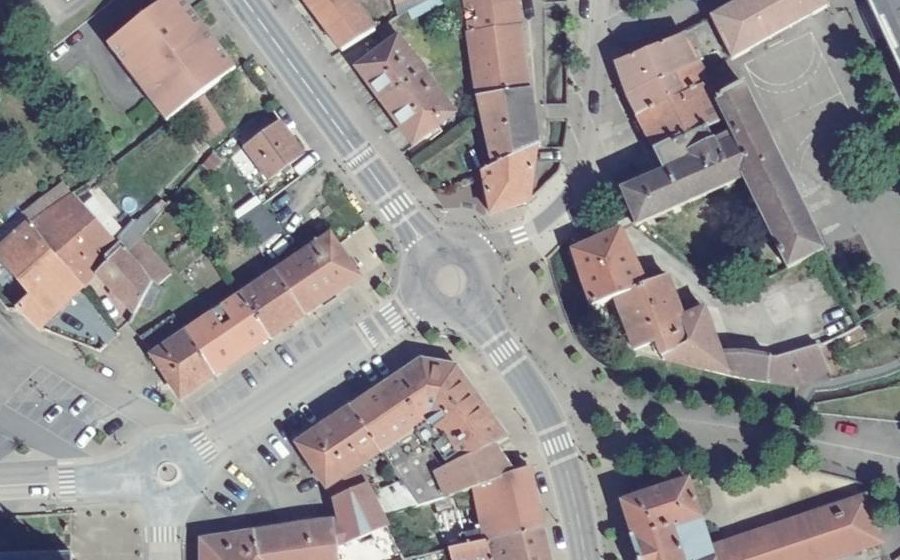 Vue aérienne du Rond-point anonyme n°443259010
