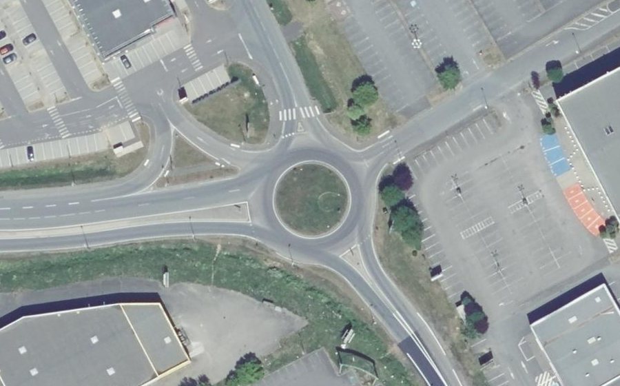 Vue aérienne du Rond-point anonyme n°443409398