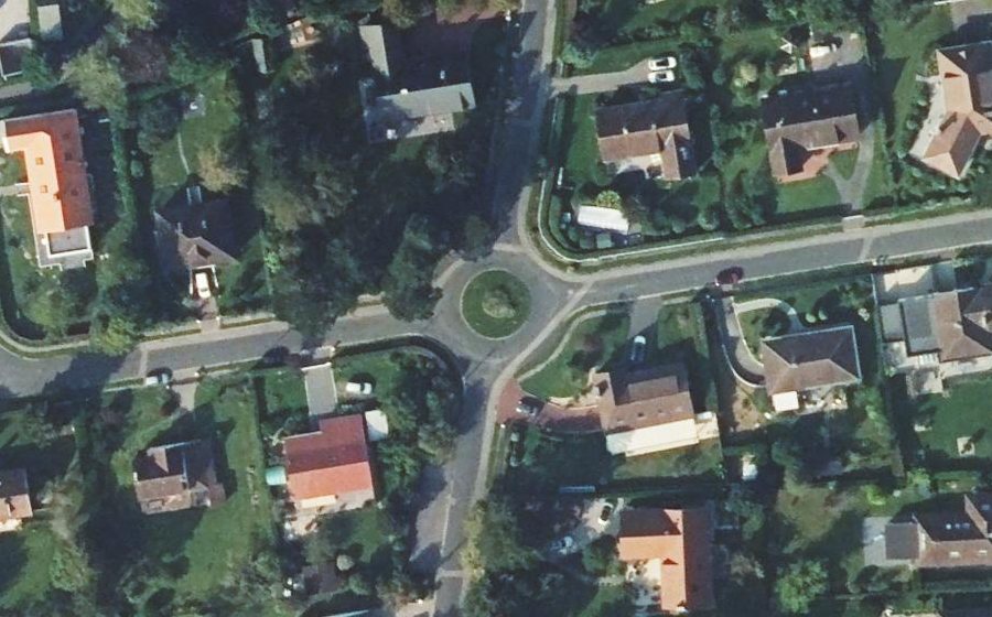 Vue aérienne du Rond-point anonyme n°44352653