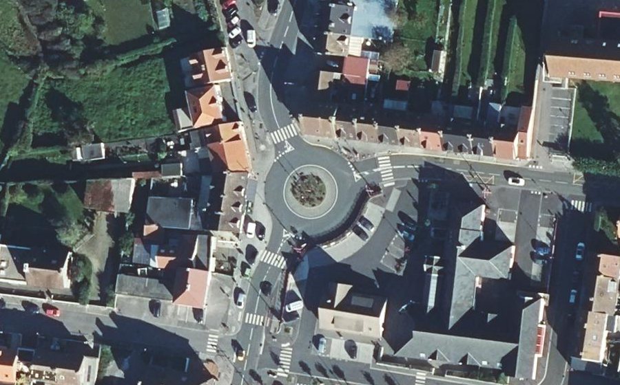 Vue aérienne du Rond-point anonyme n°44353559