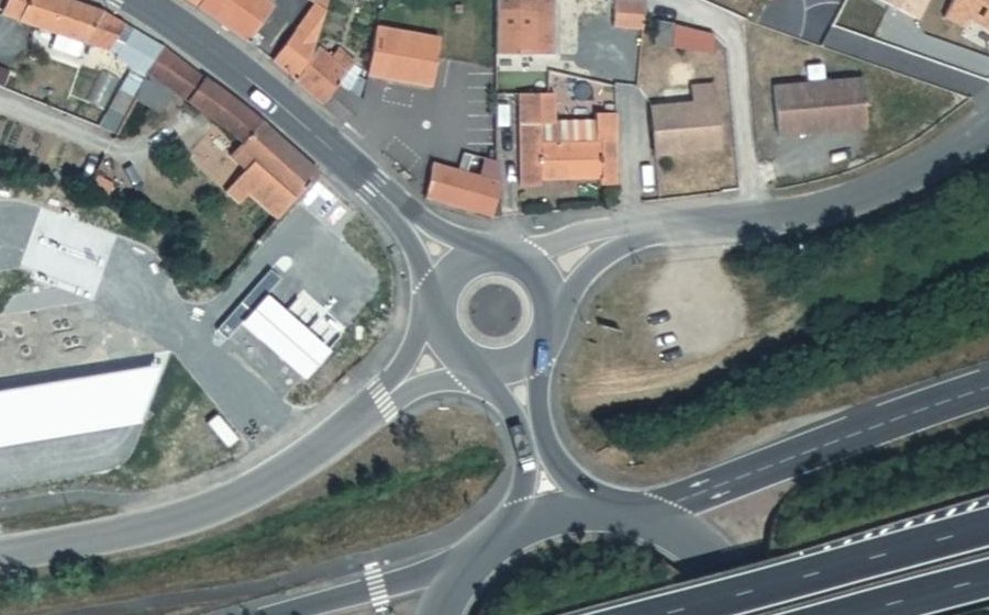 Vue aérienne du Rond-point anonyme n°443544257