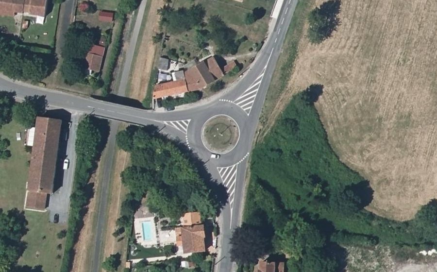Vue aérienne du Rond-point anonyme n°44362425