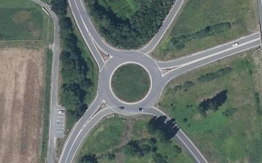 Vue aérienne du Rond-point anonyme n°44364014