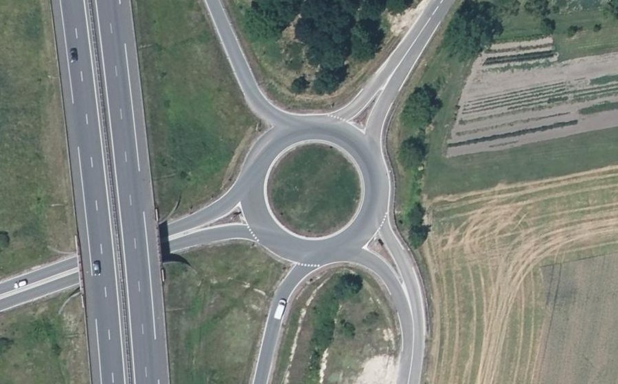 Vue aérienne du Rond-point anonyme n°44364032