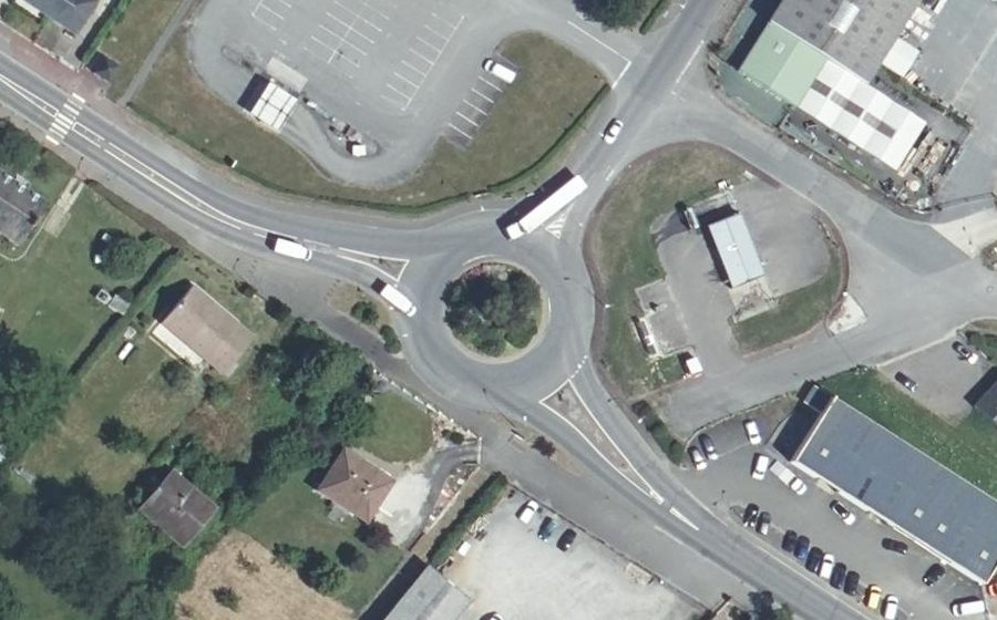 Vue aérienne du Rond-point anonyme n°44364489