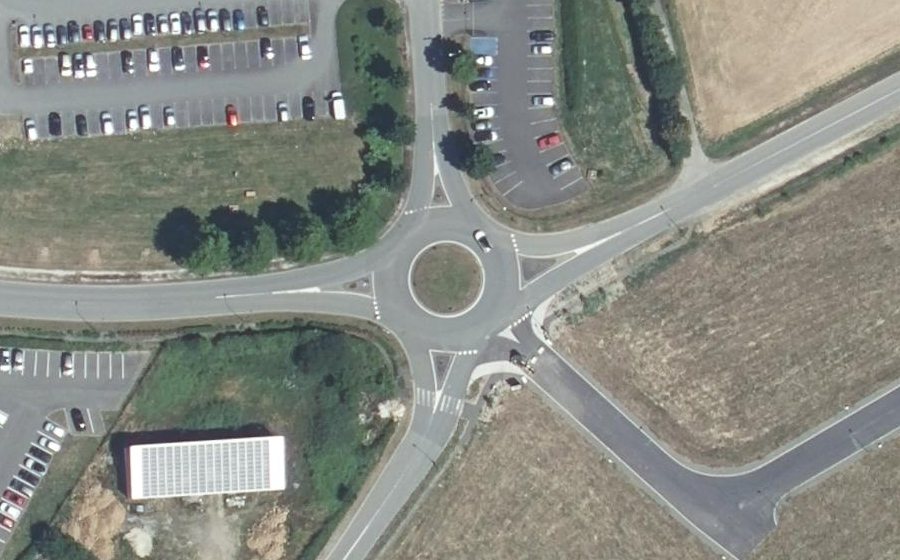 Vue aérienne du Rond-point anonyme n°44364493