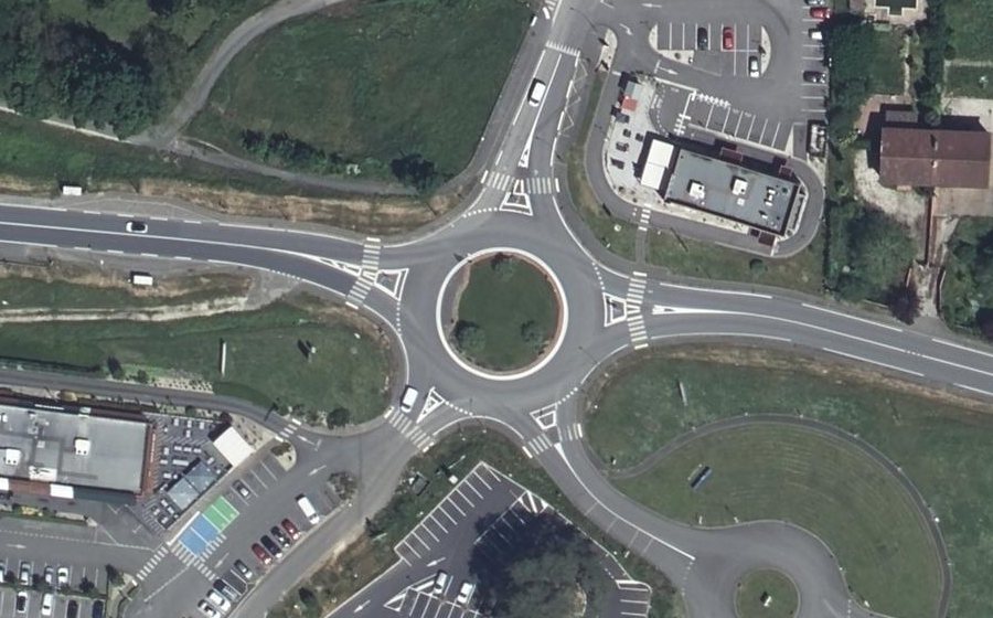 Vue aérienne du Rond-point anonyme n°443649485