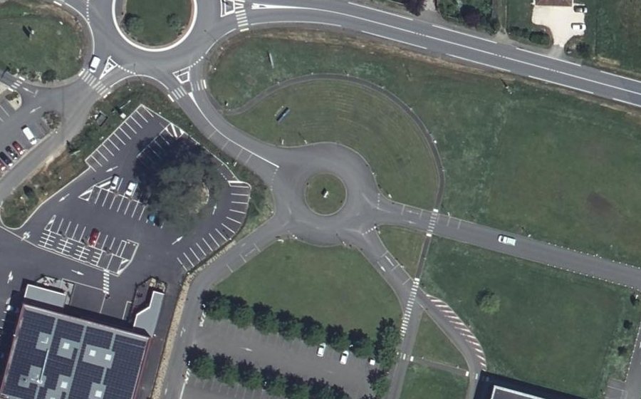 Vue aérienne du Rond-point anonyme n°443649487