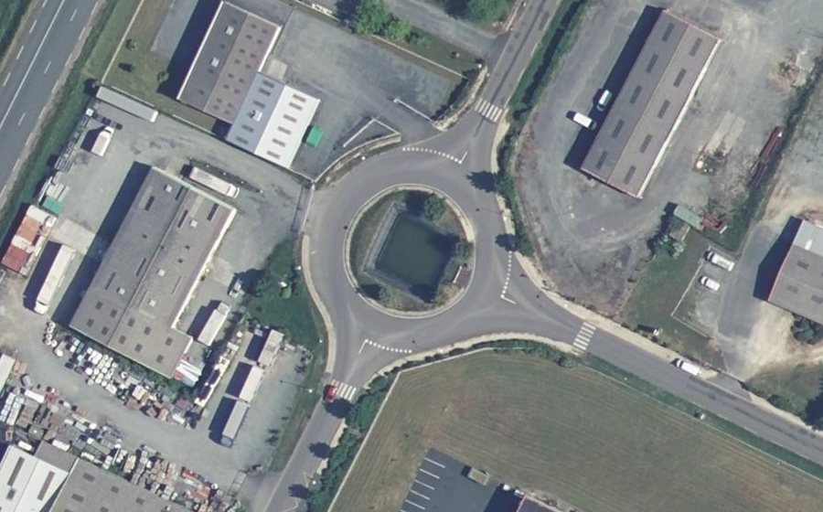 Vue aérienne du Rond-point anonyme n°44372185