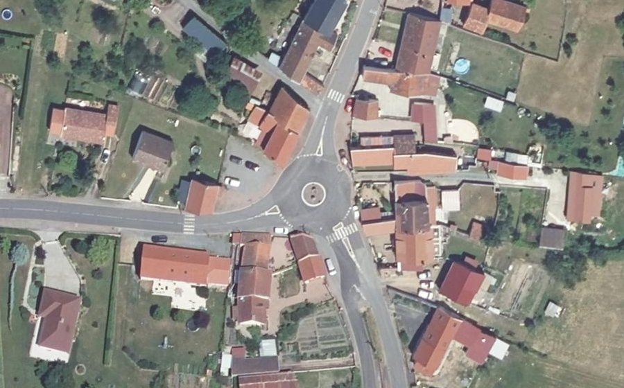Vue aérienne du Rond-point anonyme n°44374840