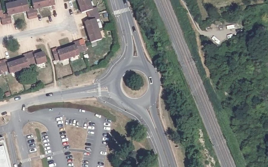 Vue aérienne du Rond-point anonyme n°44374858