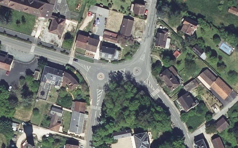 Vue aérienne du Rond-point anonyme n°443933910