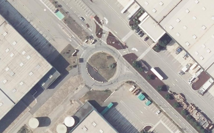 Vue aérienne du Rond-point anonyme n°443959069