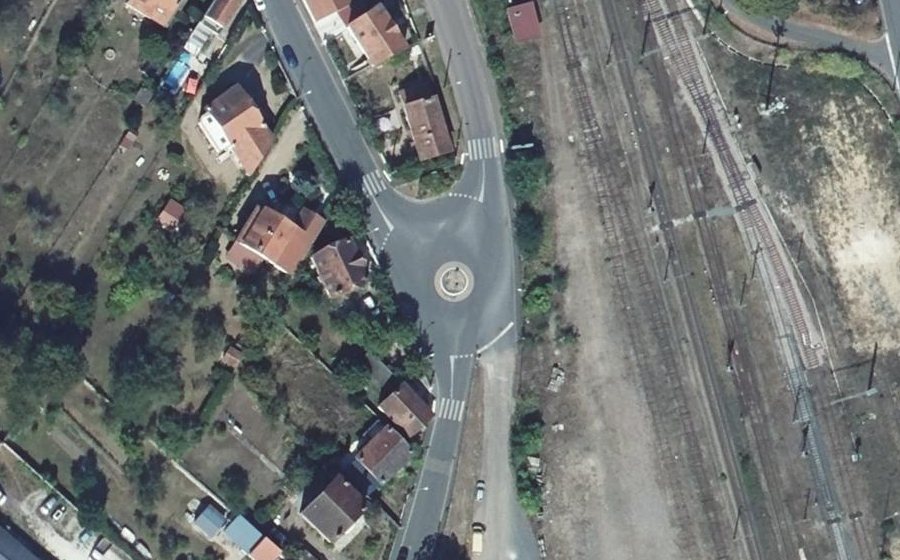 Vue aérienne du Rond-point anonyme n°443989805