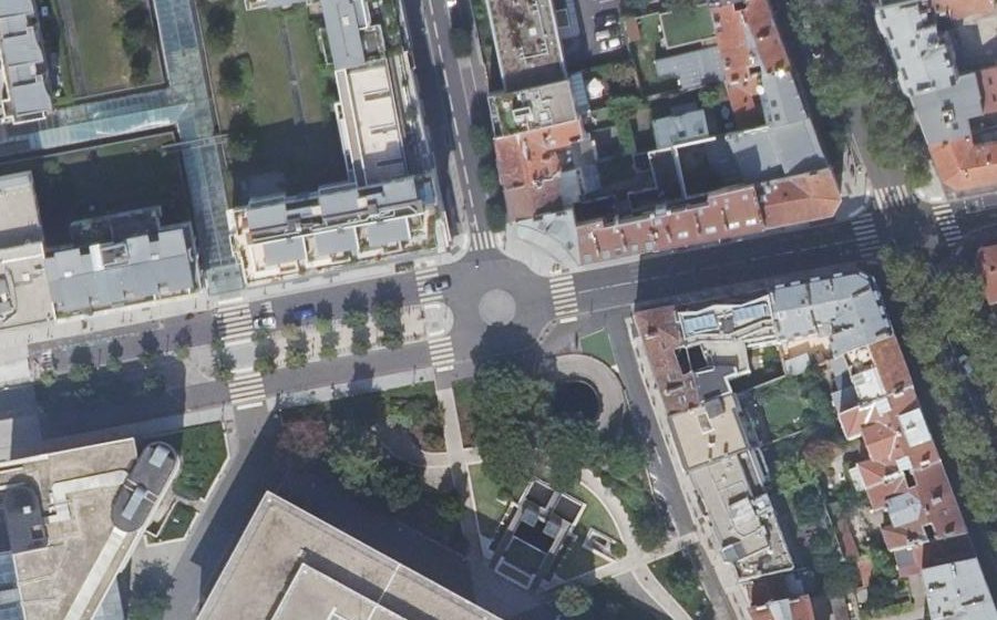 Vue aérienne du Rond-point anonyme n°443998330