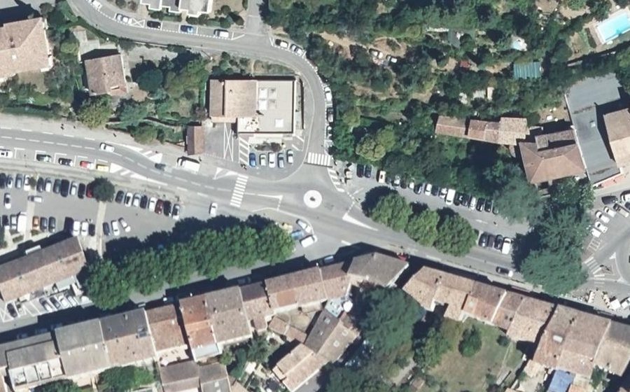 Vue aérienne du Rond-point anonyme n°444115187