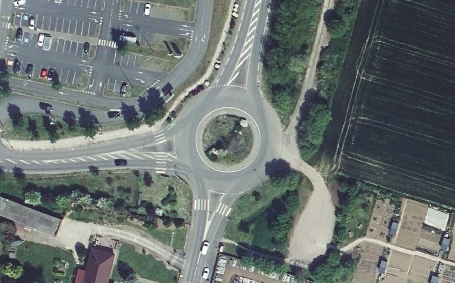 Vue aérienne du Rond-point anonyme n°444142668