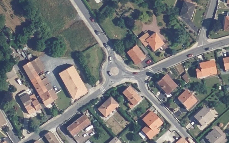 Vue aérienne du Rond-point anonyme n°44415292