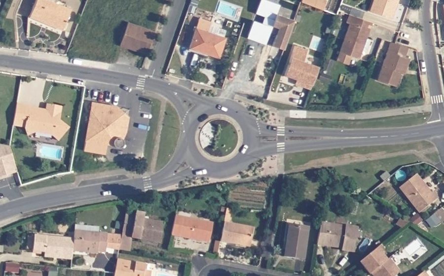 Vue aérienne du Rond-point anonyme n°44415294