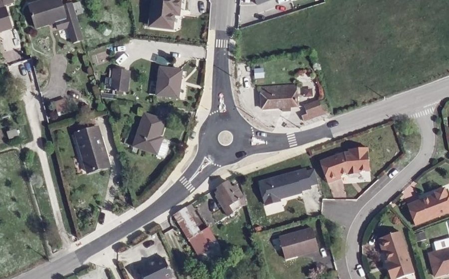 Vue aérienne du Rond-point anonyme n°444153428