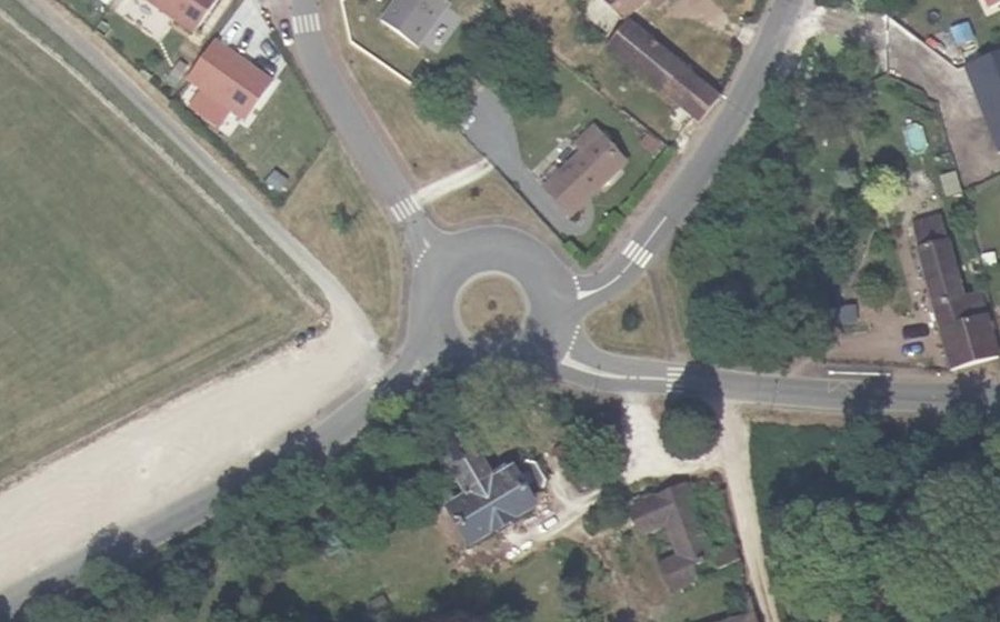 Vue aérienne du Rond-point anonyme n°444157718