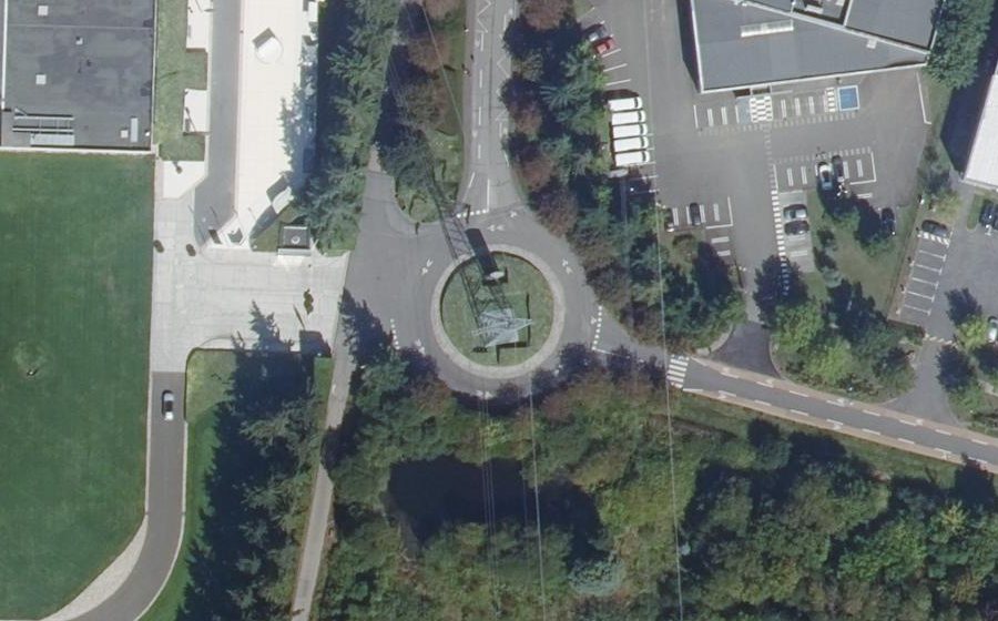 Vue aérienne du Rond-point anonyme n°44419011