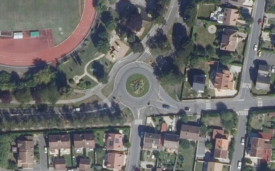 Vue aérienne du Rond-point anonyme n°44420553
