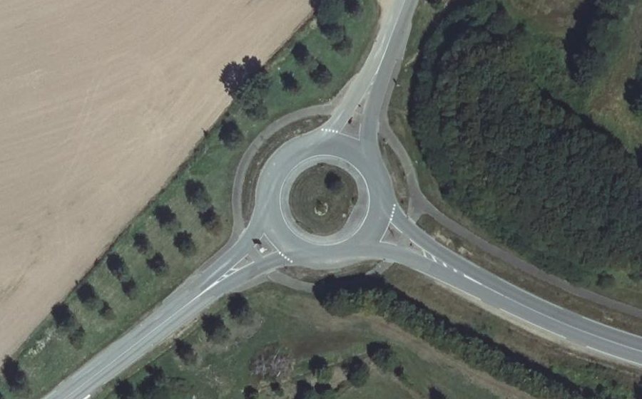 Vue aérienne du Rond-point anonyme n°44422535