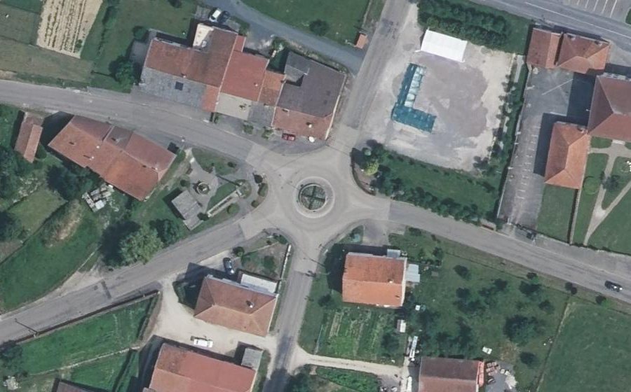 Vue aérienne du Rond-point anonyme n°444314081