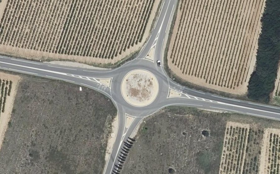 Vue aérienne du Rond-point anonyme n°444332927
