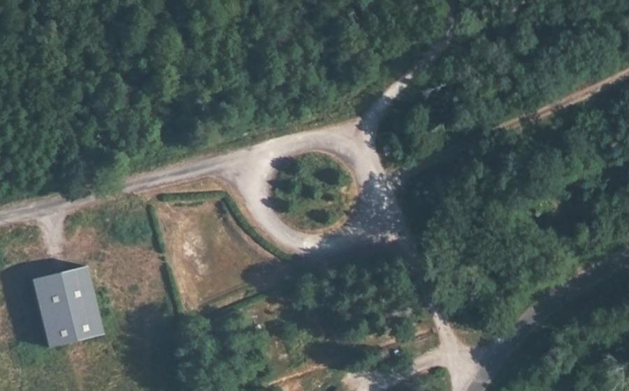 Vue aérienne du Rond-point anonyme n°444364319