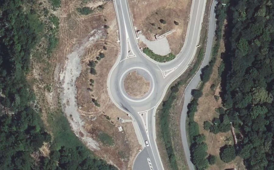 Vue aérienne du Rond-point anonyme n°444377892